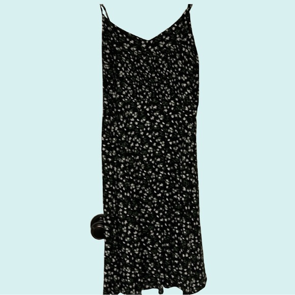 Summer flower print dress with adjustable straps and elastic back. - Picture 3 of 5
